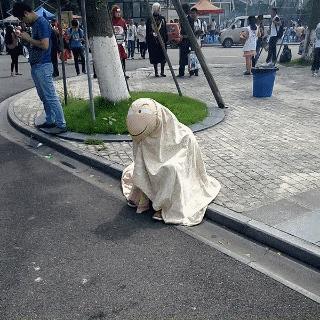 我在学校超市买了一包南京煊赫门收了我19块,我该怎么举报