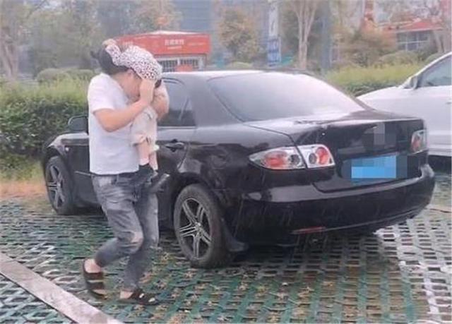 又火了一个不靠谱爸爸：用3岁女儿挡雨，真是“父爱如山体滑坡”