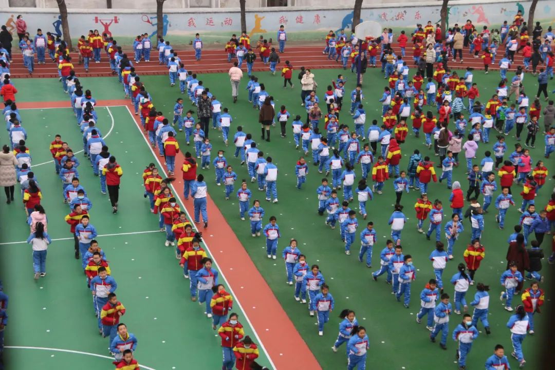 健雅少年“跑步乐”—东平县第二实验小学举行“快乐跑步”真有趣