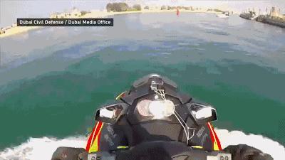 迪拜街头捡到一辆豪车,迪拜豪车坟场里的废弃豪车