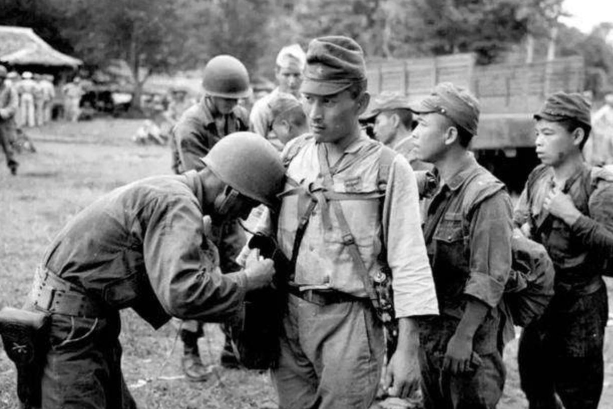 日军帽子上为什么会有一层网,日军帽子为什么有两个帘