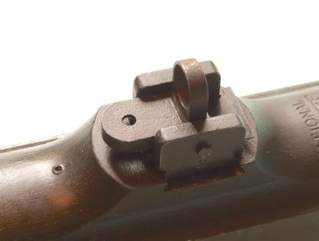 瞄准镜弹着点在准星下方,瞄准镜安在枪身左边还能瞄准吗