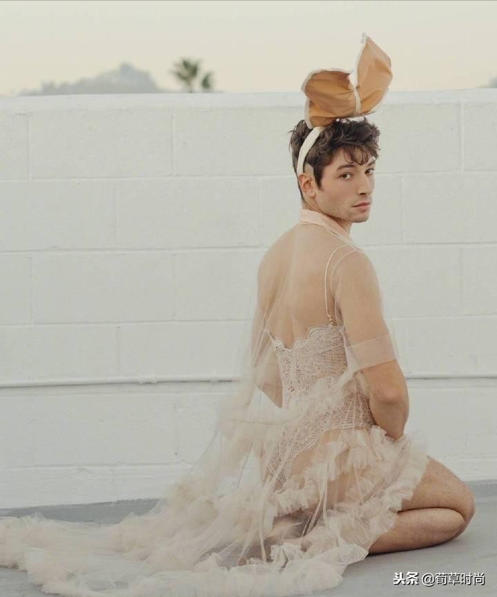 男人骚起来不管女人事！E妹踩高跟穿胸衣演绎性感，不料*袜丝**破了