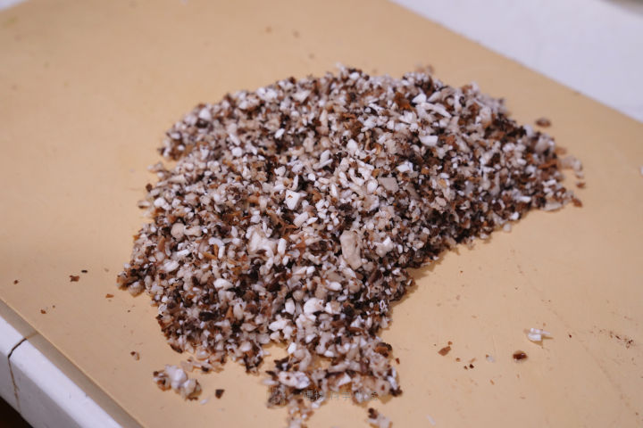 煎牛排爆油怎么办,煎牛排放黑胡椒容易糊吗