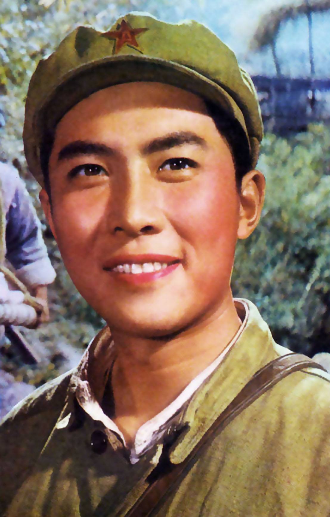 唐国强的两段婚姻：原配35岁除夕夜自杀，娶小12岁壮丽，今很幸福