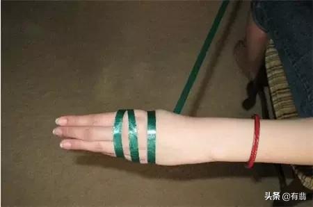 翡翠手镯戴的方法,玉手镯要怎样戴和脱