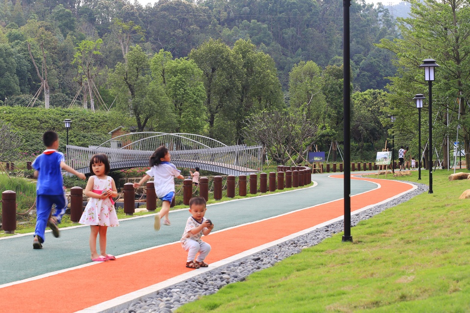 深圳禾塘湿地公园人行钢桥/中建钢构有限公司