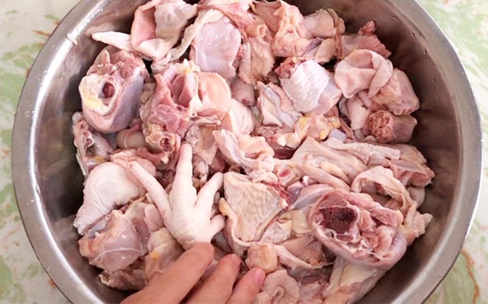 炖鸡时先焯水还是直接炖都不对,炖鸡汤时有人焯水