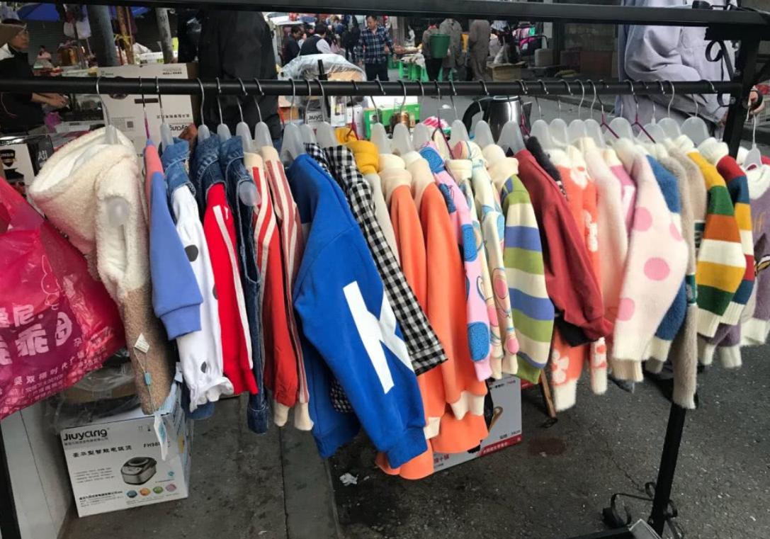 “万众创业” 地摊经济下的童装市场万象 直播一月赚十几万