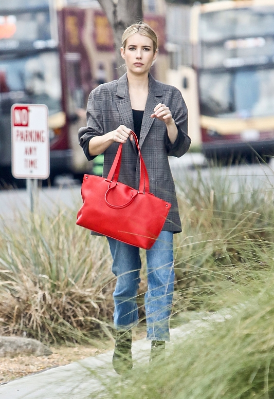 艾玛罗伯茨穿搭 (艾玛罗伯茨白色背带裤)