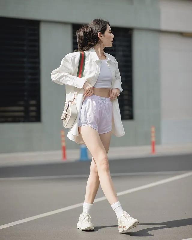 杨幂穿连体短裤时尚大片,杨幂现身粉色风衣配短裤