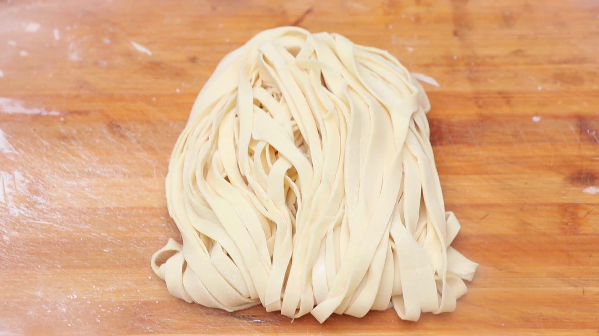 肉丝蹄花手擀面步骤,手擀面片做法步骤