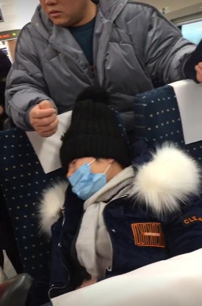 高铁女乘务员昏倒乘客针灸,女乘客车上昏迷针灸抢救