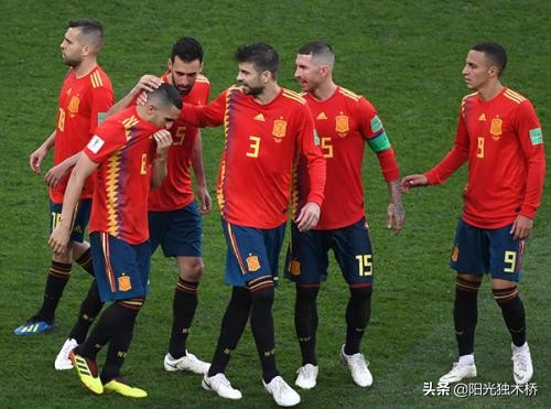 足球场上红色的球,足球红蓝大战