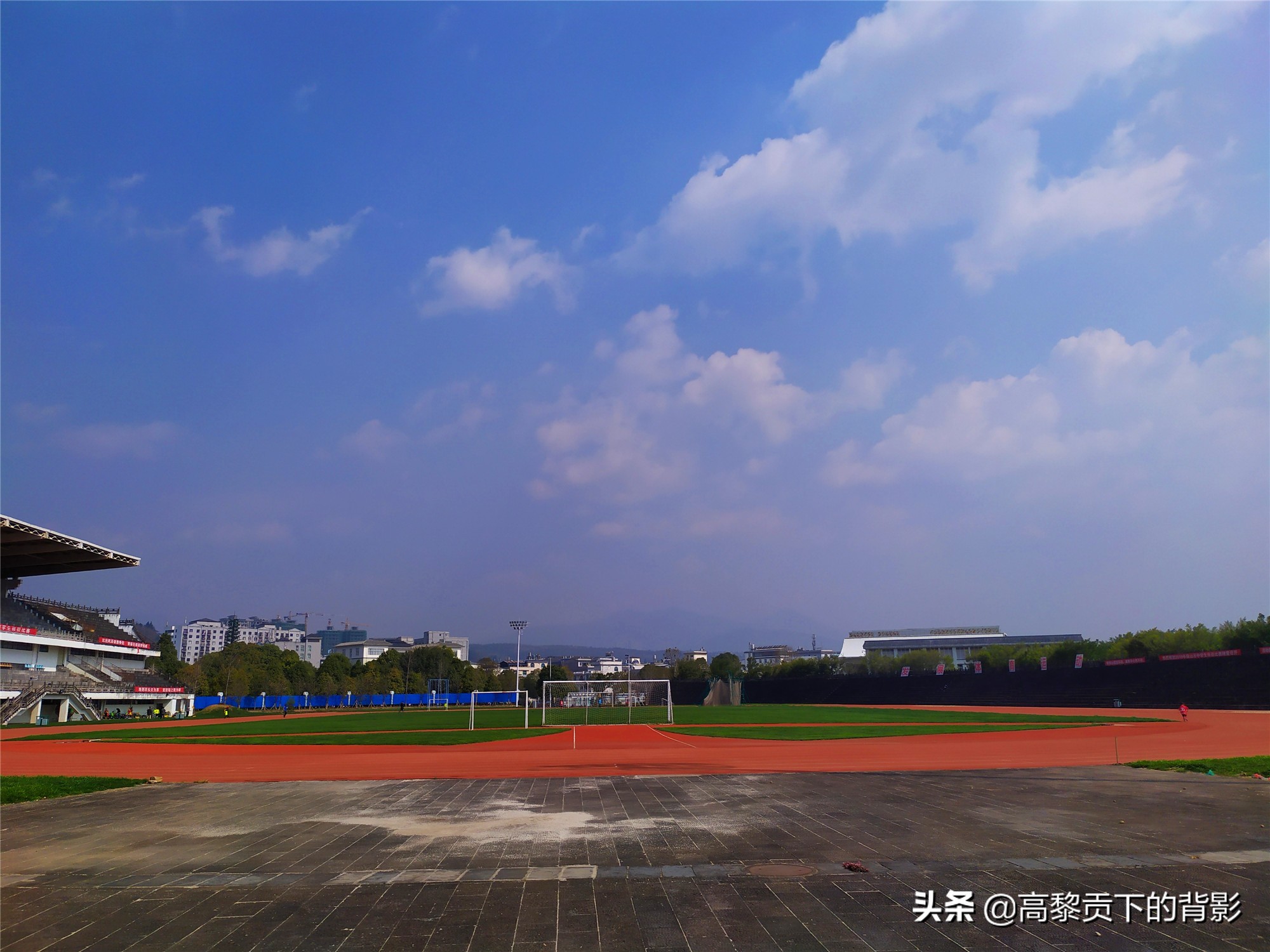 云南腾冲偶遇篮球赛顺便看看腾冲的体育设施如何？