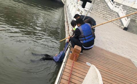 大雾来袭！开封宛如“天空之城”；水表自转她家仨月水费8000余元