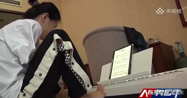 这一蹲让人笑了一辈子,这一蹲真美