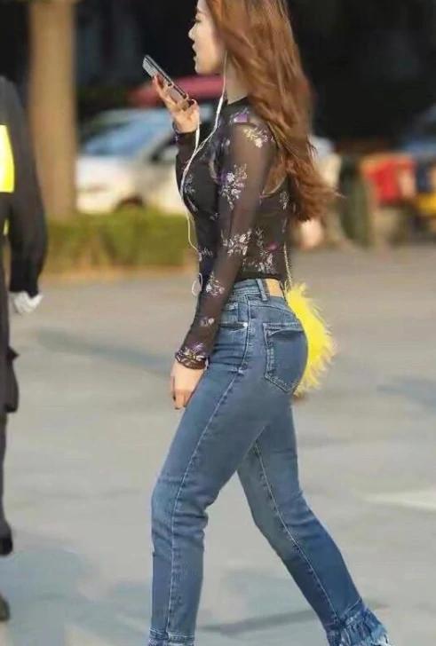 牛仔裤彰显文艺简约柔美气息,简约舒适牛仔裤