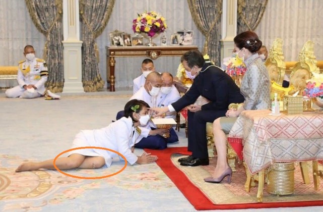 68岁泰王下跪视频,68岁泰王罕见下跪