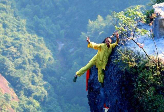 邹在宏818米悬崖上代人烧香,烧一次收199元,稍不留神就会丢了性命