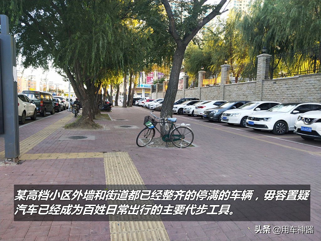 汽车玻璃上的小黑点是什么意思,汽车玻璃上的小黑点