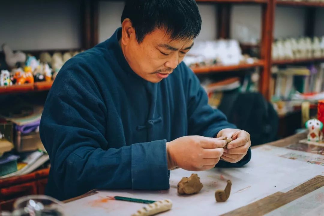 非遗守艺人｜他把泥“玩”出了花样，让有400年历史的老北京兔儿爷也跟上时代
