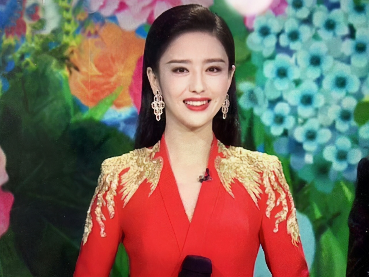 佟丽娅回应牵手神秘男子，澄清却引发惋惜，评论区一反常态