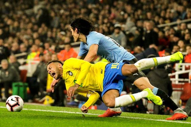 卡瓦尼乌拉圭进球无人庆祝,卡瓦尼不停球凌空抽射