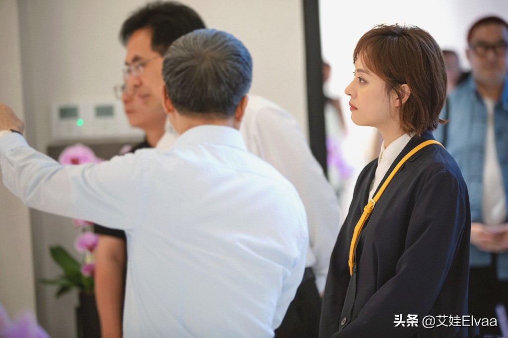 孙俪晒周末带孩子游玩新照,37岁孙俪罕见淑女装