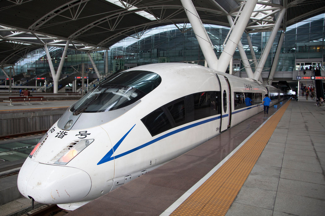 轨道下的碎石子是啥？为啥火车轨道下面要铺，高铁轨道上却不用