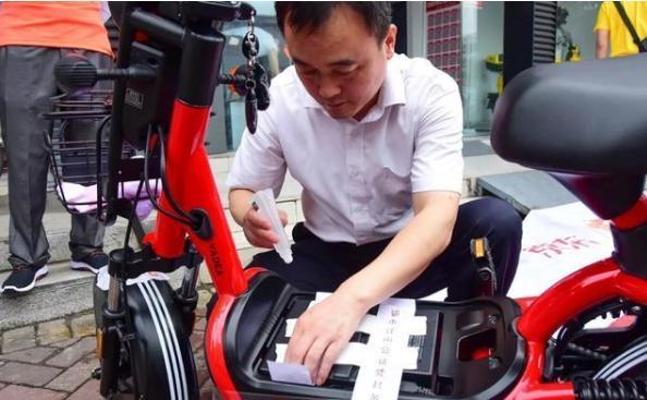 一女子买完电动车，骑完直接把电瓶拆了，是因为周某回来了？