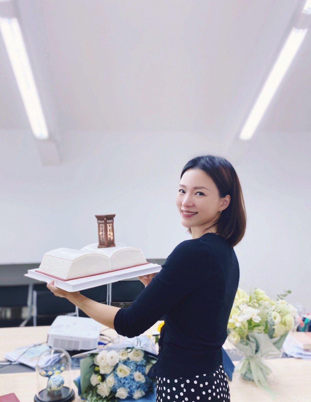 董卿复古短裙现身,董卿跟记者打招呼