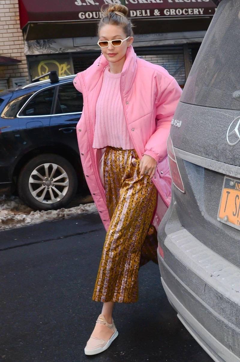 倪妮白的发光,倪妮橙黄色白t搭配