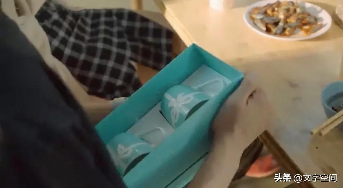 给自己暗恋的人送杯子什么意思,送杯子给异性有什么寓意