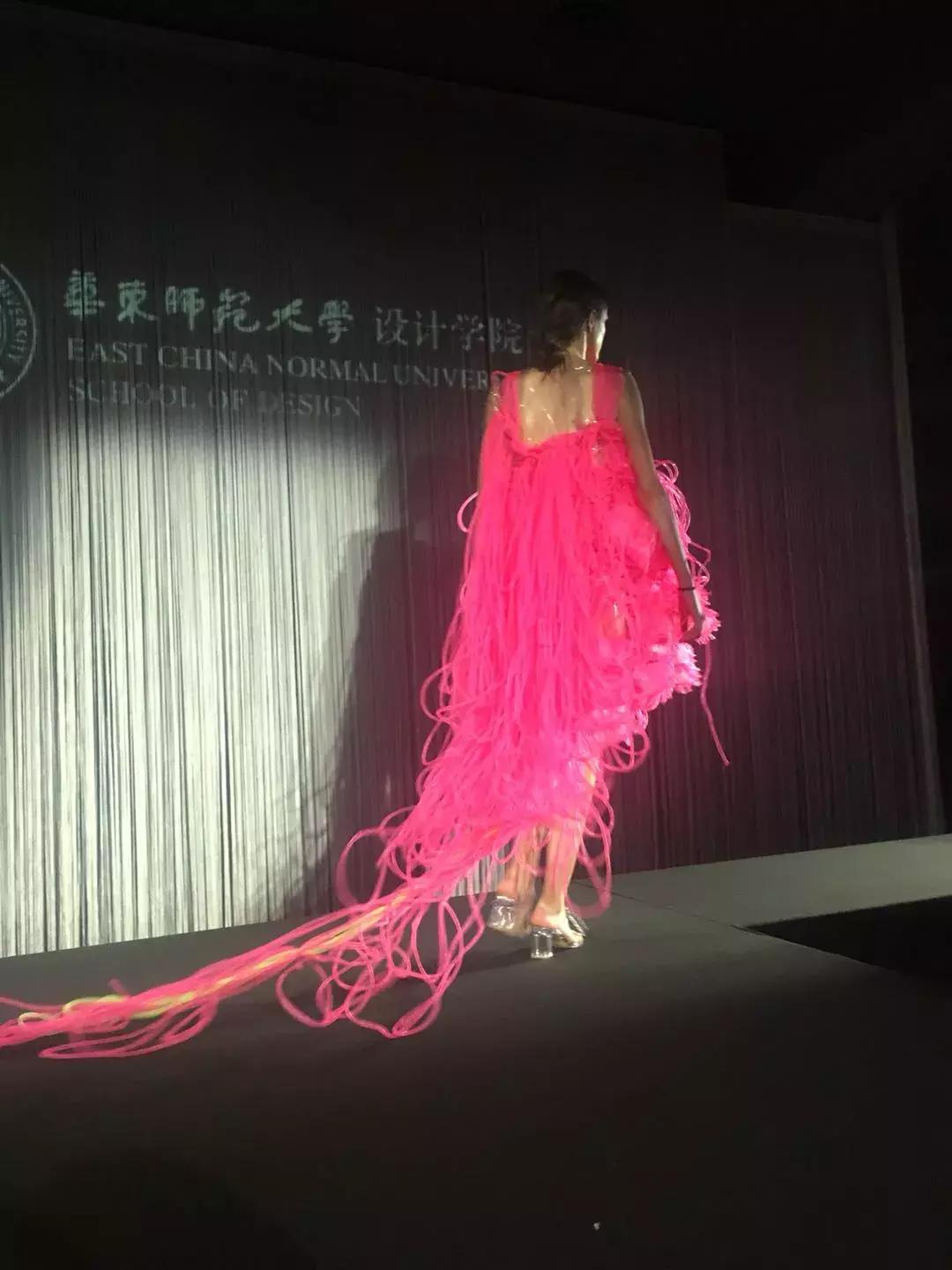 国潮这回对味儿了，不看logo还以为是巴黎世家！