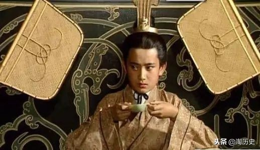 皇帝派兵削藩,此人见寡不敌众,脱掉衣服号啕大哭,竟反败为胜