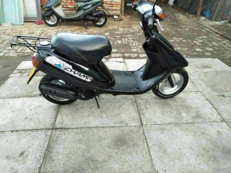 两个人骑行的摩托车雅马哈,骑上我的小摩托极速版