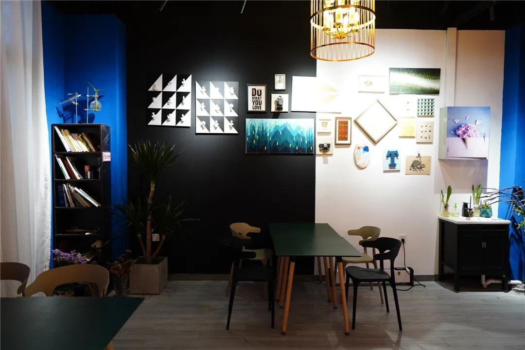 从10平方米的楼梯间花店，到130平方米的花园花店，为何她俩做得这么火？