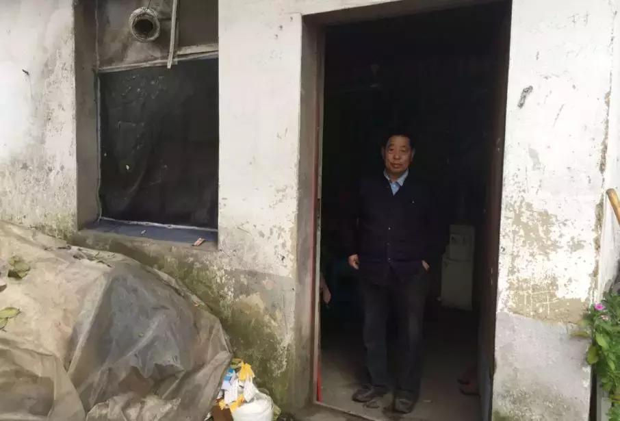 小学生坠河四路人飞奔救人,俩孩子坠河叔叔救人