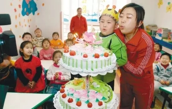 幼儿园孩子过生日不带蛋糕怎么过,孩子过生日要不要送蛋糕去学校