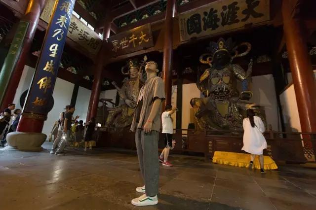 杭州灵隐寺招人火爆热搜，不用出家！当初入职90后小伙再度走红：一年半瘦20斤，8小时上班制，KPI随缘