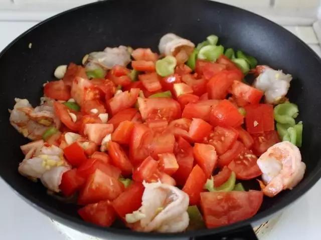 后厨小沈阳西红柿炒虾仁教学,西红柿蘑菇炒虾仁家常做法