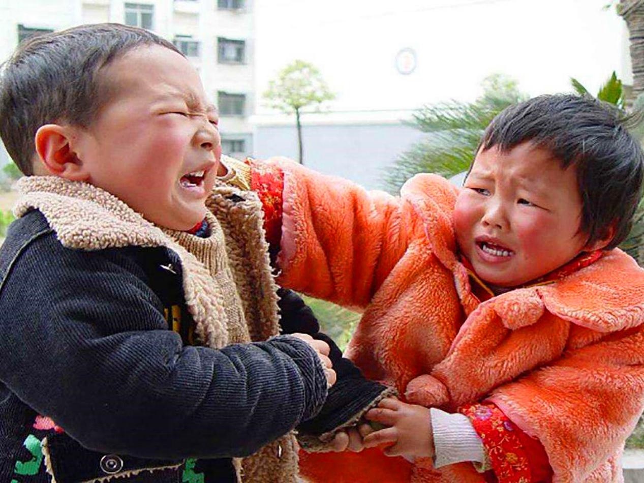 七岁女孩被同学塞纸条,女孩被同学塞纸条