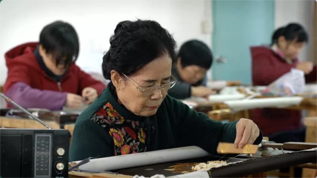 一座是工艺“潮”城，一座是设计“潮”城：潮绣的华丽转身