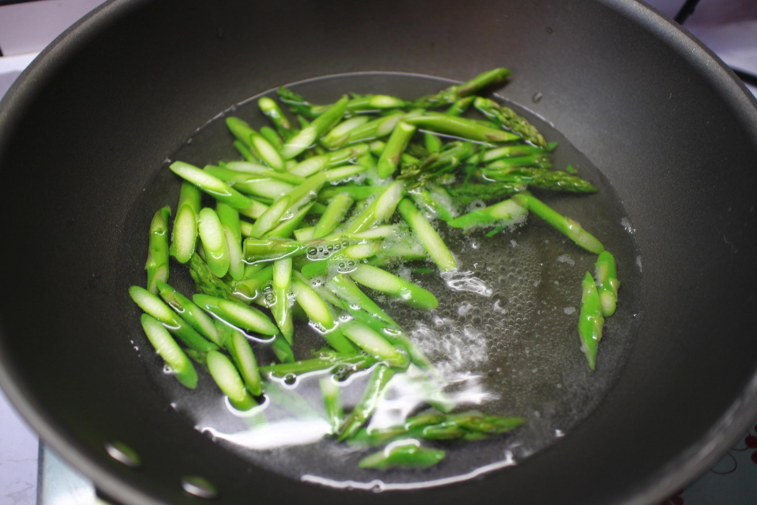 芦笋炒虾仁应季菜品,清脆爽口,女人常吃越来越苗条