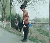 薛之谦微博晒娃被打脸称摆拍作秀,薛之谦被小孩打脸视频