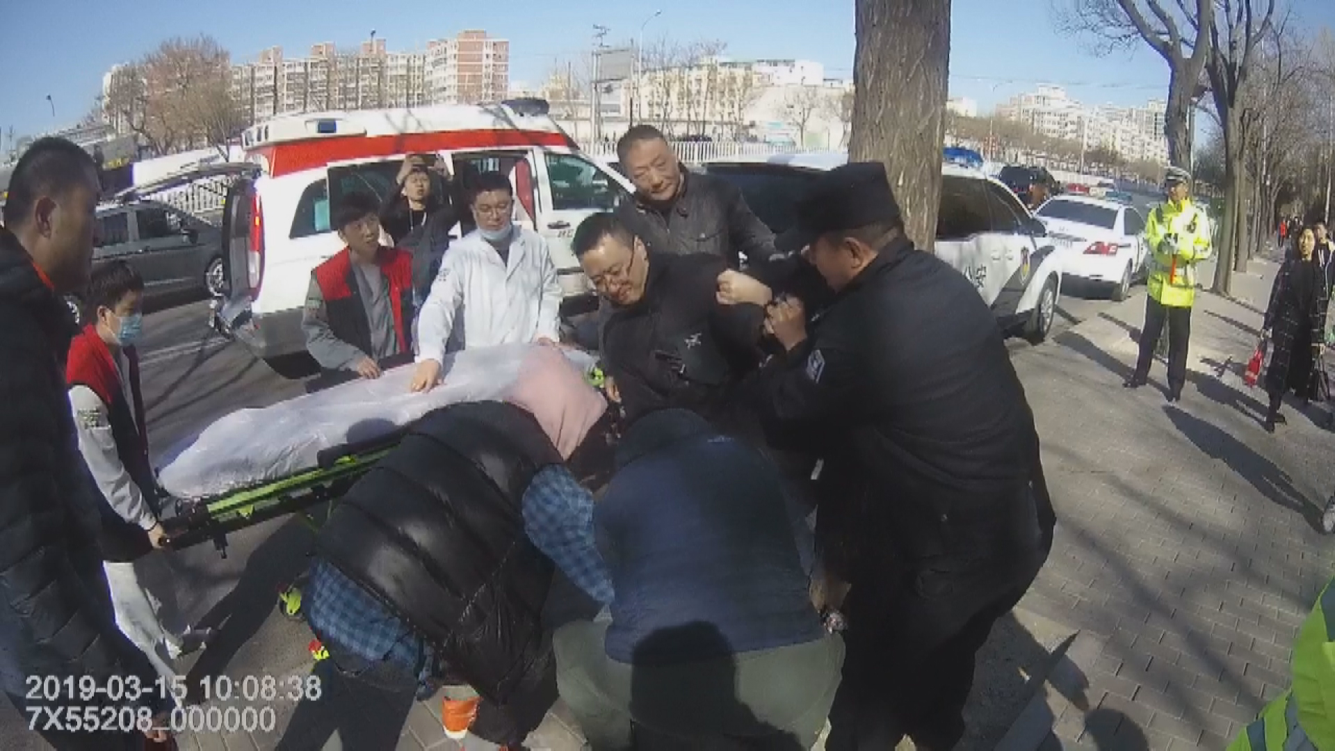 男子突发疾病挣扎街头民警紧急救助挽回生命海淀公安民警上演街头生死救援