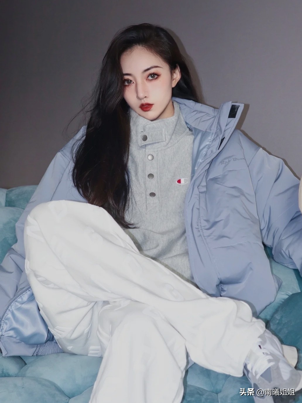 时髦的女人都穿卫衣减龄又好看,女生一定要了解的卫衣经典搭配