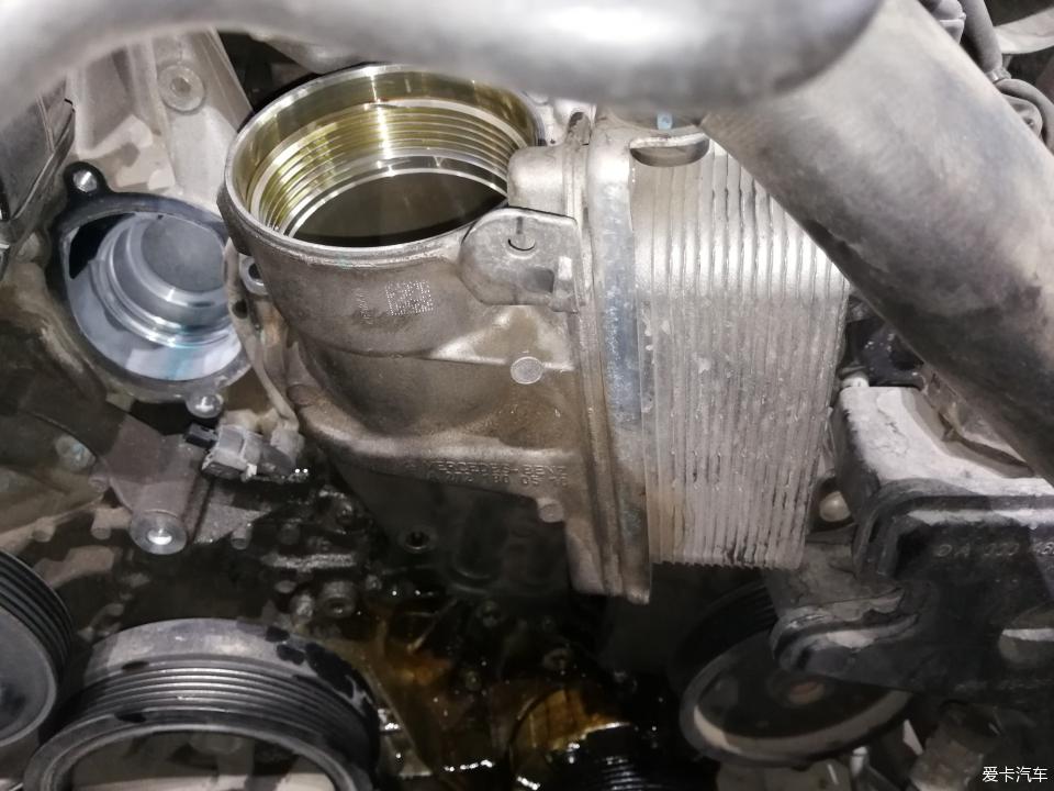 20年奔驰e300l发动机油底壳拆卸,奔驰老款e300机油格底座更换
