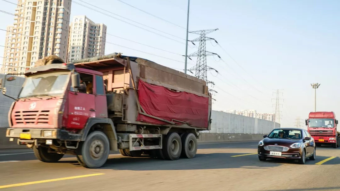 福特新款福睿斯实拍曝光颜值提升,长安福特福睿斯性能测试